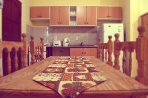 福尔摩沙B3 Apartments的厨房配有木桌和地毯