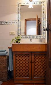 阿尔巴拉辛Apartamento Portal del Agua的一间带水槽和镜子的浴室