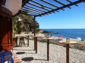 阿尔姆尼卡Casa Mariana的海滩上一组桌子
