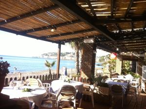 阿尔姆尼卡Casa Mariana的一间带桌椅的海景餐厅