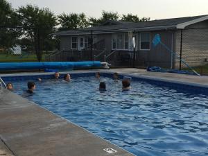 Rustico梦想编织者小屋和居家度假屋酒店的一群儿童在游泳池游泳