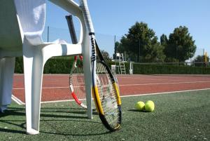 斯特拉斯堡克罗内斯塔伯格泽尼特酒店的网球场上的网球拍和2个网球