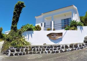 韦拉斯Aldeia da Encosta的前面有标志的白色房子
