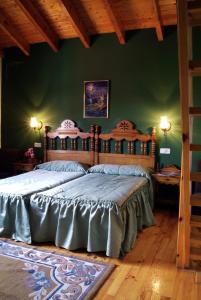 阿尔普塞尔丹亚卡勒乌达尔德航空酒店的一间卧室配有一张大床和木制床头板