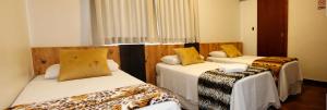 瓜伊拉Hotel Gaucha的一间房间,有三张床