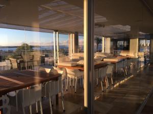 埃斯特角城Gala Puerto Apartamento 108的阳台餐厅,配有桌椅