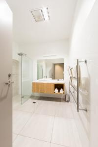 霍巴特海关大厦酒店的白色的浴室设有浴缸和水槽。