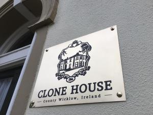 奥赫里姆Clone Country House的建筑物一侧的克隆房屋标志