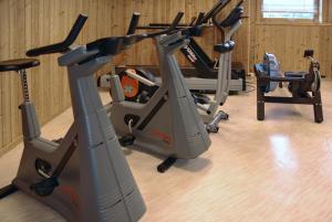 InnhavetHamarøy Hotel的健身房设有两辆健身自行车和跑步机