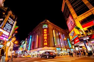 台北陆号行旅万年馆的夜幕降临的城市街道