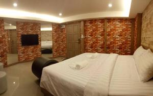 班达拉朗西纳瓦大酒店的一间卧室配有一张床,上面有两条毛巾