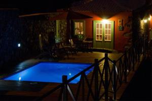 丰卡连特德拉帕尔马Casa Rural La Caldera的夜间在院子里的游泳池