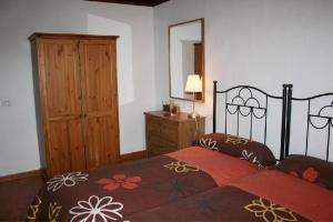 丰卡连特德拉帕尔马Casa Rural La Caldera的一间卧室配有一张床、梳妆台和镜子