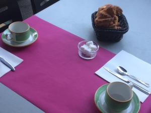 AlbaronLogis Hotel Restaurant Le Flamant Rose camargue的一张桌子,上面有两杯和一篮子食物