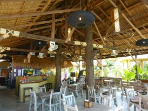 高兰兰达卡斯塔维海滩度假村的一间带木桌椅的餐厅和一间酒吧