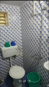 孟买New Metro Guest House的一间带卫生间和水槽的浴室