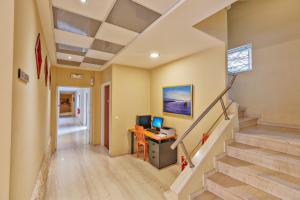 海若克利欧索菲亚酒店的一个带书桌和楼梯的家庭办公室
