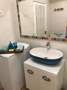 康斯坦察Boem Apartment的一间带水槽和镜子的浴室