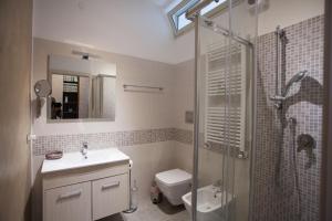 卡尔塔吉罗塞蒂莫西埃洛住宿加早餐旅馆的带淋浴、卫生间和盥洗盆的浴室