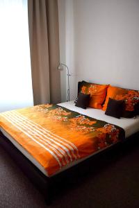 奥洛穆茨Apartment Olomouc Centre的一间卧室配有一张带橙色毯子的大床