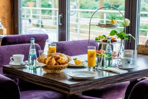 门兴格拉德巴赫罗森米尔酒店的餐桌,早餐包括面包和橙汁