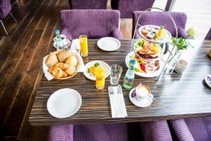门兴格拉德巴赫罗森米尔酒店的一张桌子,上面有早餐食品和饮料