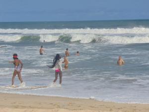 Bortianor博约海滩度假酒店的一群人在海滩的水中