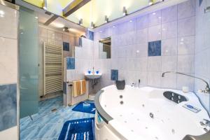 沃尔特湖畔韦尔登司汉膳食公寓酒店的带浴缸和盥洗盆的大浴室