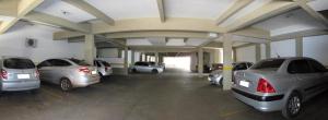 多拉杜斯Dourados Center Hotel的车库里停有几辆车