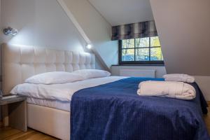 希奥利艾Žvejų užeiga的一间卧室配有一张大床和两条毛巾