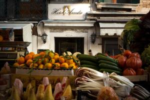 威尼斯阿卡迪亚精品酒店的水果蔬菜在市场上的展示