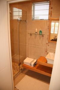布鲁堡史特兰Freshhh的带淋浴的浴室和玻璃门