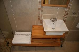 布鲁堡史特兰Freshhh的木制平台上带水槽的浴室
