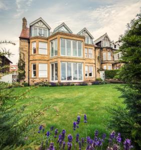 阿尔恩茅斯South View House的一座大房子,带一个鲜花庭院