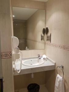 阿林萨尔角派朵索酒店的一间带水槽和镜子的浴室