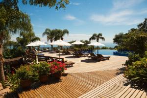 贝卢港雷福吉伊斯丹雷洛度假酒店的一个带椅子和遮阳伞的甲板和一个游泳池