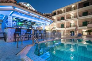 蒂锡利维Alamis Hotel & Apartments的酒店前的游泳池
