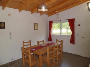 Casa GrandeLa Casita del Vivero的一间带桌椅和窗户的用餐室