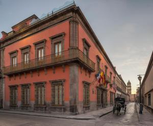 圣路易斯波托西Hotel Museo Palacio de San Agustin的停在大楼前的马车