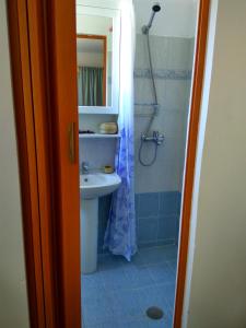 哈尔基岛Casa Bianco e Blu的一间带水槽和淋浴的浴室