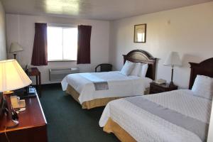 Scipio西庇阿酒店 的酒店客房设有两张床和窗户。