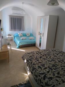 哈尔基岛Casa Bianco e Blu的一间卧室配有一张床和镜子