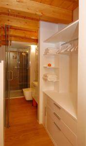 布尔戈斯利姆博姆宾旅馆的一间带步入式淋浴间和白色毛巾的浴室