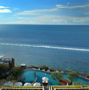 乌鲁瓦图巴厘岛乌鲁瓦图安纳塔拉度假酒店的享有毗邻大海的游泳池的景致