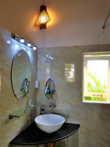 富国洪文度假酒店的一间带水槽和镜子的浴室