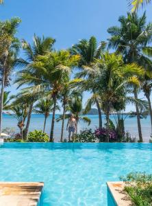 Ambaro瓦尼拉酒店及水疗中心的站在海滩旁的游泳池里的人