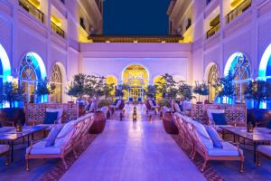 迪拜Al Habtoor Polo Resort的享有带桌椅的宴会厅的景色