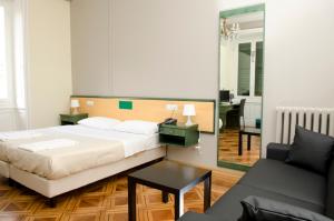 热那亚叙伊斯酒店的一间卧室设有一张床和一间客厅。