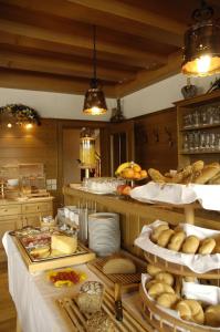 拉姆绍达赫斯坦阿尔彭佩乐旅馆的厨房提供包括面包和其他食品的自助餐