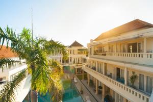 勒吉安巴厘岛庭院公寓及酒店的享有棕榈树建筑的景色